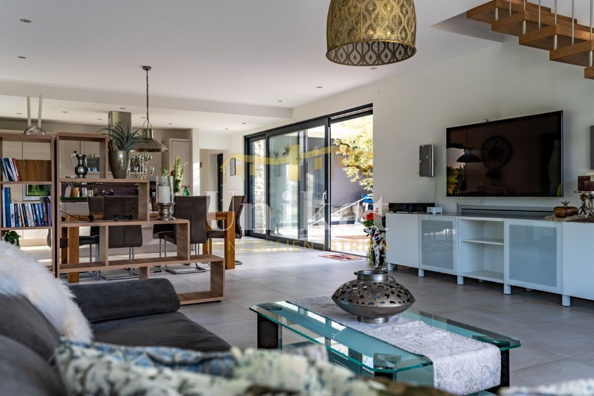 Luksuzna hiša z garažo v kleti - 3 km do morja